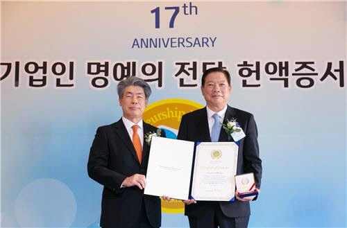 11일 서울 웨스틴조선호텔에서 열린 '제17회 기업인 명예의 전당' 헌액증서 수여식에서 윤종원 IBK기업은행장(왼쪽)과 이광원 능원금속공업 회장이 기념촬영을 하고 있다. 기업은행 제공
